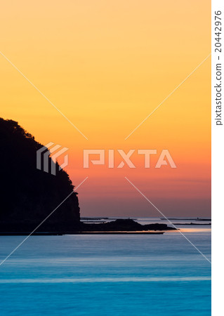 Morning glow of the island 20442976