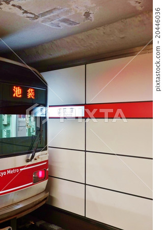 東京的公共交通·地鐵丸之內線荻ub站站名平台和池袋線列車車輛前/垂直位置 東京的公共交通·地鐵丸之內線荻ub站站名平台和池袋線列車車輛前/垂直位置 20446036