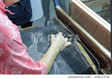 Weaving of Oshima Tsumugi Weaving of Oshima Tsumugi 20452350
