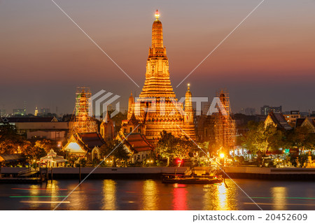 Wat Arun Temple in twilight time Wat Arun Temple in twilight time 20452609