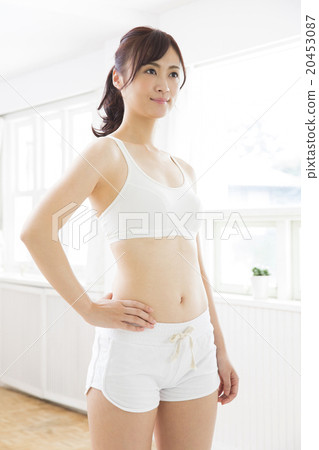 穿著運動服的年輕女子 20453087
