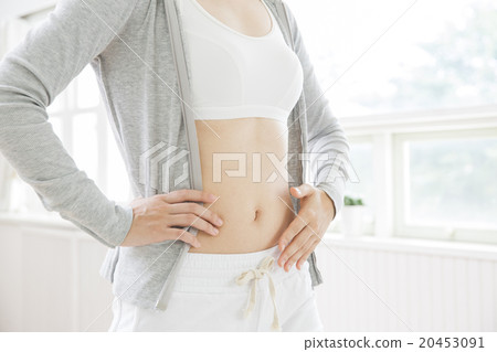 穿著運動服的年輕女子 穿著運動服的年輕女子 20453091