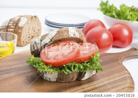 Tomato lettuce sandwich with millet bread 20453816