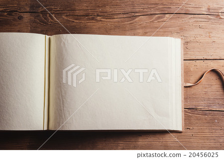Photo album on wooden desk 20456025