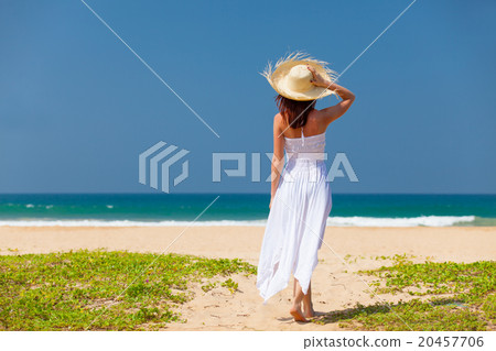 woman near the ocean 20457706