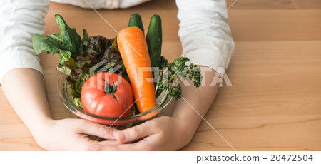 Vegetables and ladies 20472504