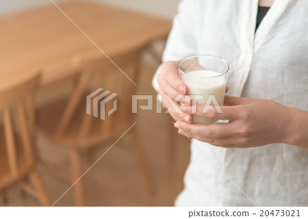 Women and milk 20473021