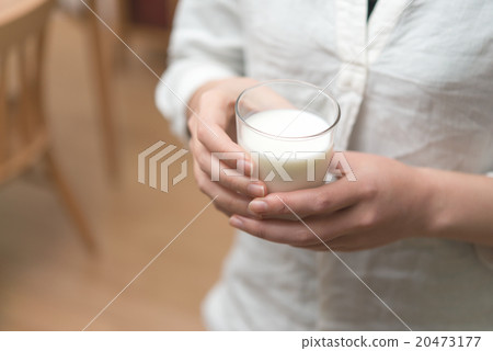 Women and milk 20473177