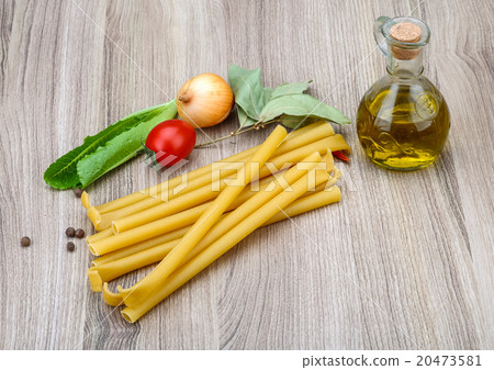 Bucatini pasta 20473581