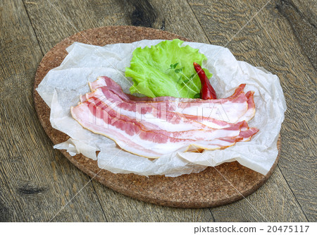 Raw sloced bacon 20475117