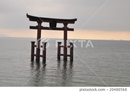 Otorii建在湖上 20480568