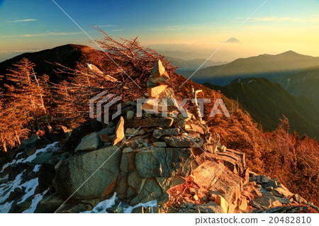 富士山與Kappobishidake山頂的科隆日落 20482810