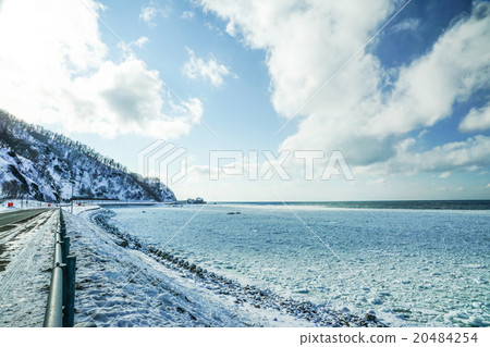 Sea of Okhotsk where the ice drifts river (Shari-cho Utoro Lu) Sea of Okhotsk where the ice drifts river (Shari-cho Utoro Lu) 20484254