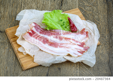 Raw sloced bacon 20487364