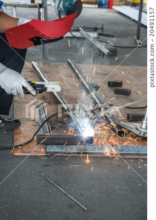 Man metal welding 20491157