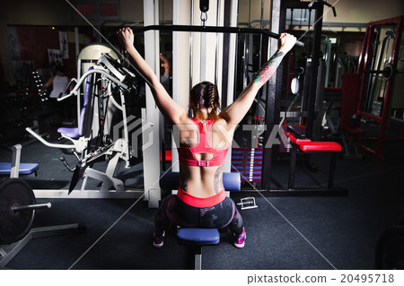 Woman bodybuilder training 20495718