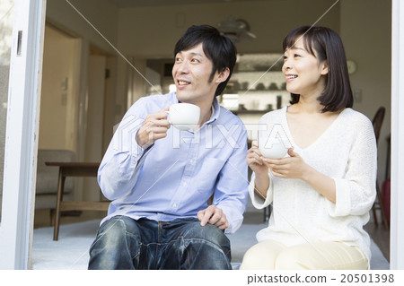 在邊緣的放鬆的夫婦 20501398