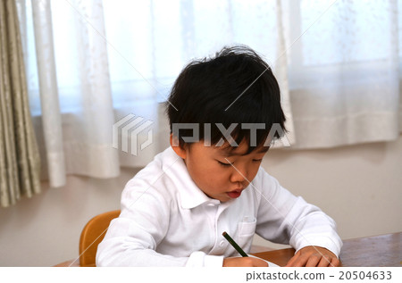 Children studying at the table · boys 20504633