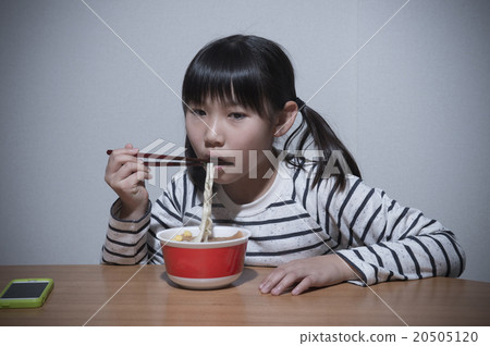 吃杯拉麵孤獨的女孩 20505120