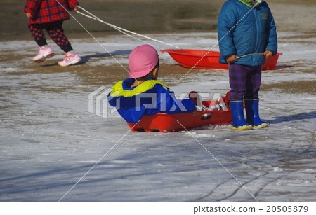 孩子們的雪橇玩兒童吊帶雪橇 20505879