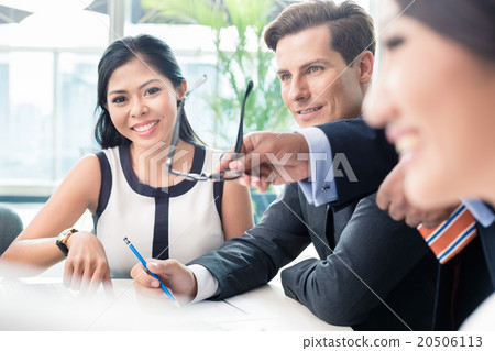 Business people discussing in meeting 20506113