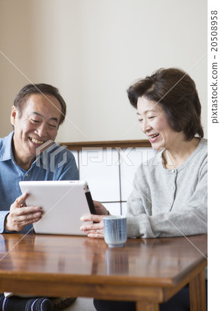 一對夫婦在日式房間放鬆 一對夫婦在日式房間放鬆 20508958
