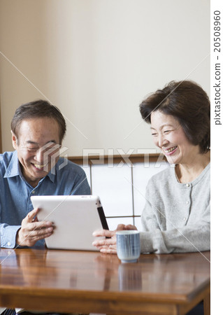 一對夫婦在日式房間放鬆 一對夫婦在日式房間放鬆 20508960