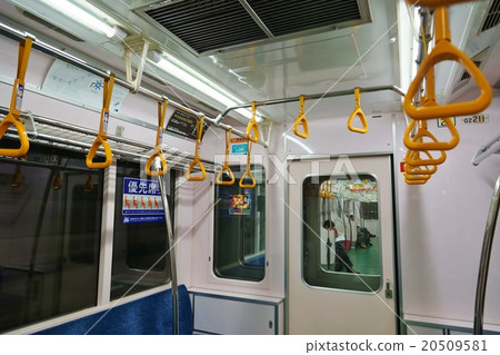 懸掛皮和銀板·公共交通和地鐵車輛的水平位置 懸掛皮和銀板·公共交通和地鐵車輛的水平位置 20509581