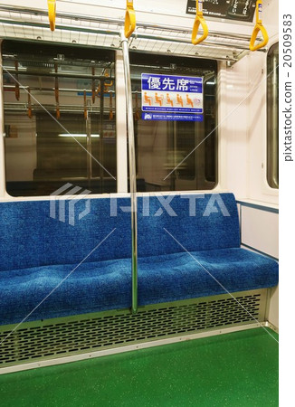 公共交通/地鐵車輛的懸掛皮和藍色銀板·垂直位置 公共交通/地鐵車輛的懸掛皮和藍色銀板·垂直位置 20509583