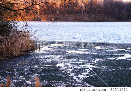 Spring landscape with melting ice on the lake  20511411