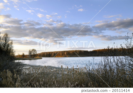 Spring landscape with melting ice on the lake  20511414