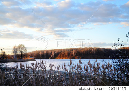 Spring landscape with melting ice on the lake 20511415