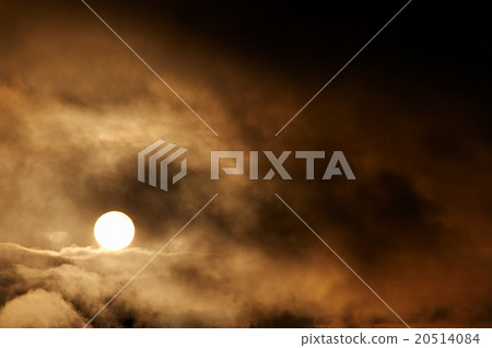 Dark storm clouds and setting sun 20514084