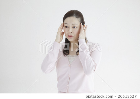 女性在40多歲的女性頭痛,困惑,心煩,擺出冷靜 女性在40多歲的女性頭痛,困惑,心煩,擺出冷靜 20515527