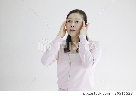 女性在40多歲時女性頭痛，困惑，心煩意亂，構成思想組織 20515528