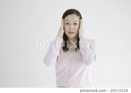 40歲的女性頭痛，精神錯亂，心煩意亂，休克姿勢 20515529