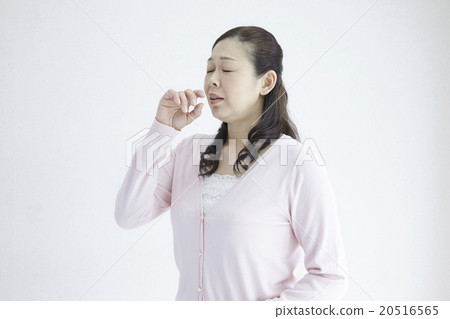 Female in his 40's, nose musms, hay fever, allergy, sneeze pose 20516565