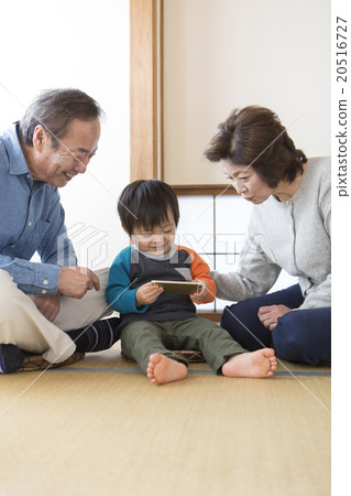 Senior couple and grandchild 20516727