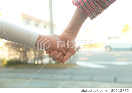Hand link between adult and child 20518775