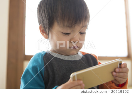 孩子們在智能手機上玩 20519102