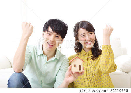 一對夫婦搬到了新房子 20519786