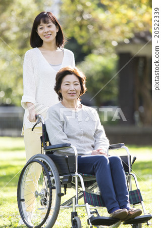 輪椅和父母和孩子 輪椅和父母和孩子 20522339