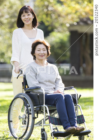輪椅和父母和孩子 輪椅和父母和孩子 20522340
