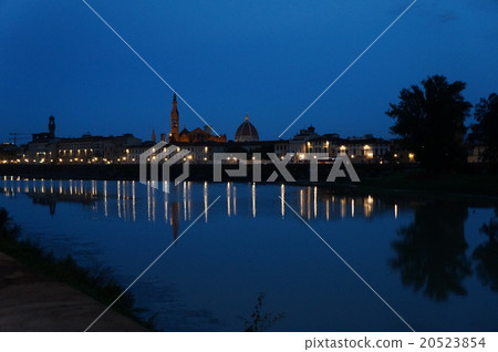從Ponte Vecchio Duomo的夜景 20523854