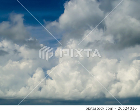 White cloud and the blue sky 20524010