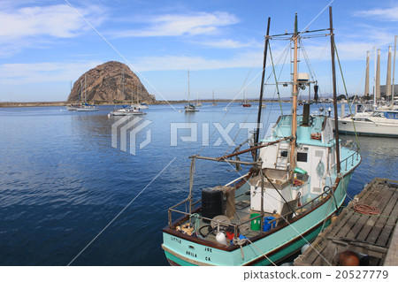 Morro海灣,與美國漁船的風景有莫羅巖石巨型岩石背景 Morro海灣,與美國漁船的風景有莫羅巖石巨型岩石背景 20527779