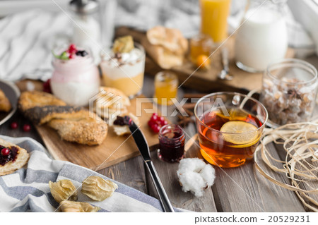 fresh summer  breakfast 20529231