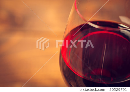 Macro of a glass of wine with shallow focus  20529791