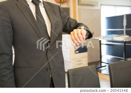 Men wearing suit watching clocks 20541548