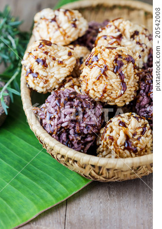 图库照片: rice cracker or puffed rice with sugar